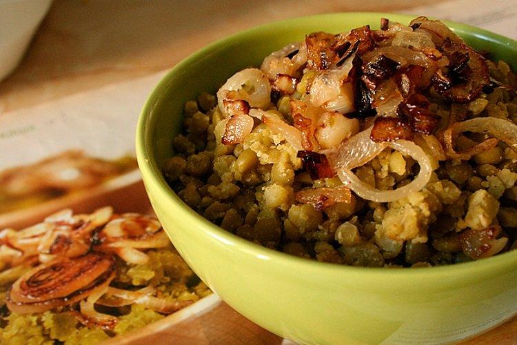 Erbsenbrei mit gebratenen Zwiebeln