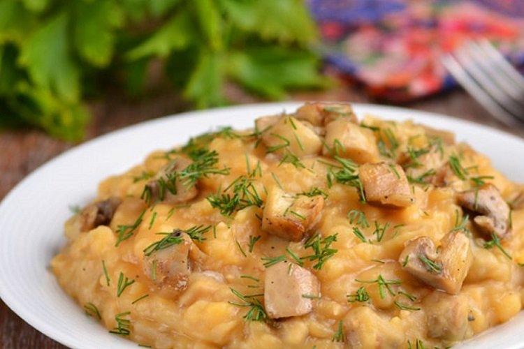 Erbsenbrei mit Pilzen