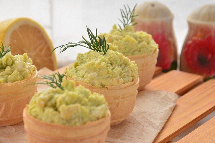 Tartlets with Avocado and Egg Filling