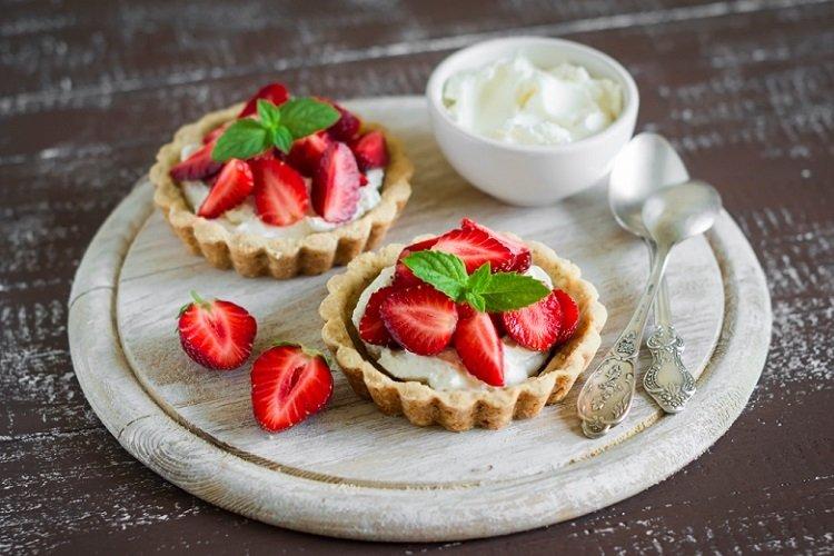Tartlets with Strawberry and Whipped Cream Filling