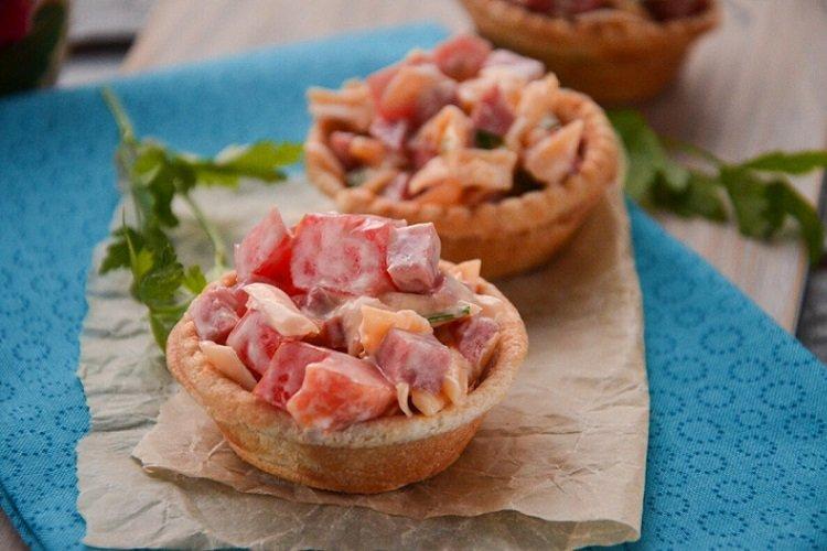 Tartlets with Tomatoes, Ham, and Cheese
