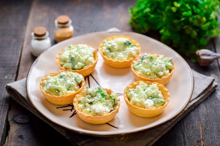 Tartlets with Cottage Cheese and Basil Filling