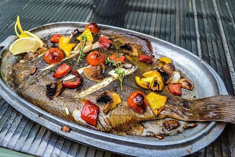 Steinbutt mit Gemüse gebacken