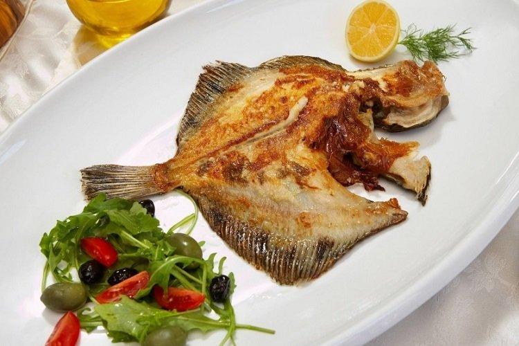 Gebackener Steinbutt mit Zwiebeln