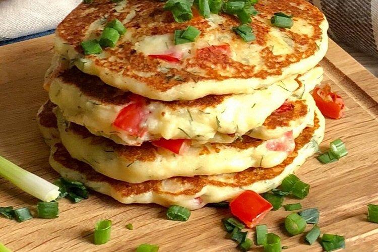 Лепешки на кефире с сыром и помидорами