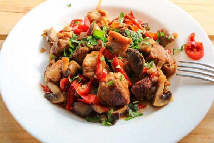 Geschmortes Schweinefleisch mit Gemüse