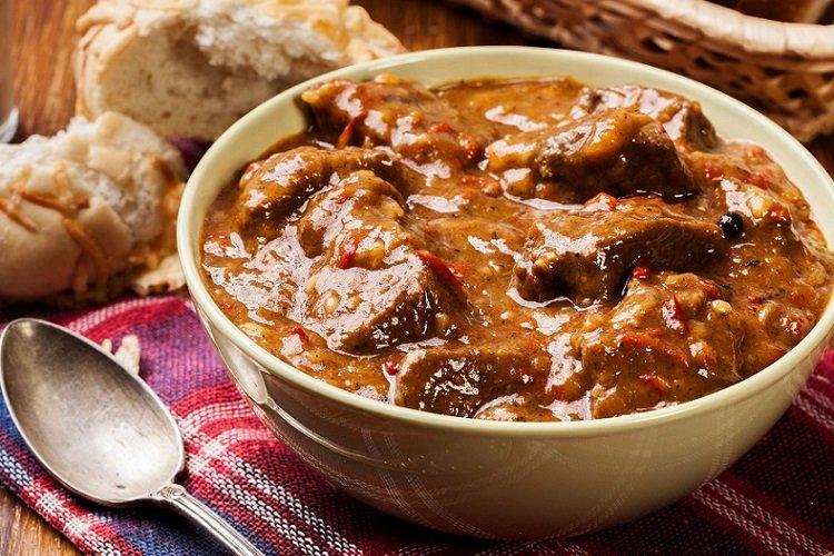 Schweinefleisch, geschmort in dicker Soße