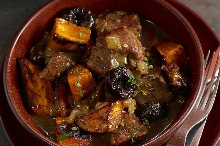 Geschmortes Schweinefleisch mit Pflaumen