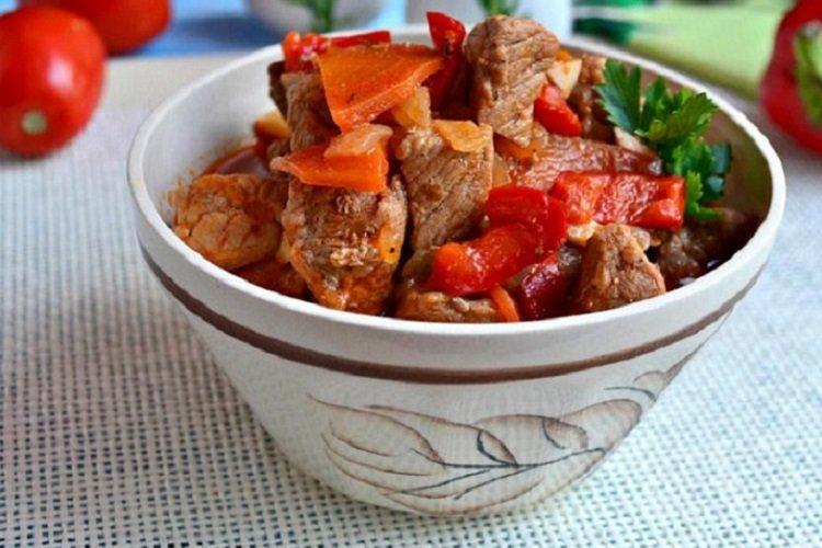 Geschmortes Schweinefleisch nach ungarischer Art