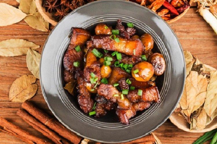 Geschmortes Schweinefleisch mit Kastanien