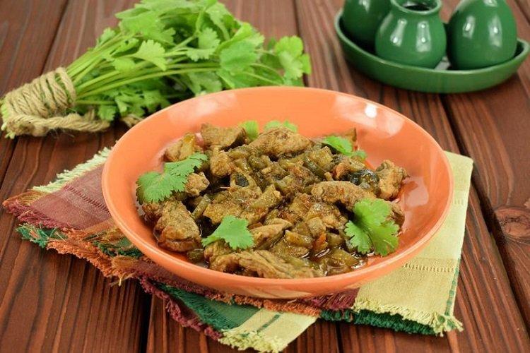 Geschmortes Schweinefleisch mit Salzgurken
