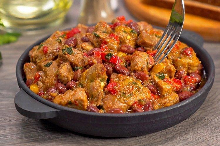 Schweinefleisch, geschmort mit Bohnen