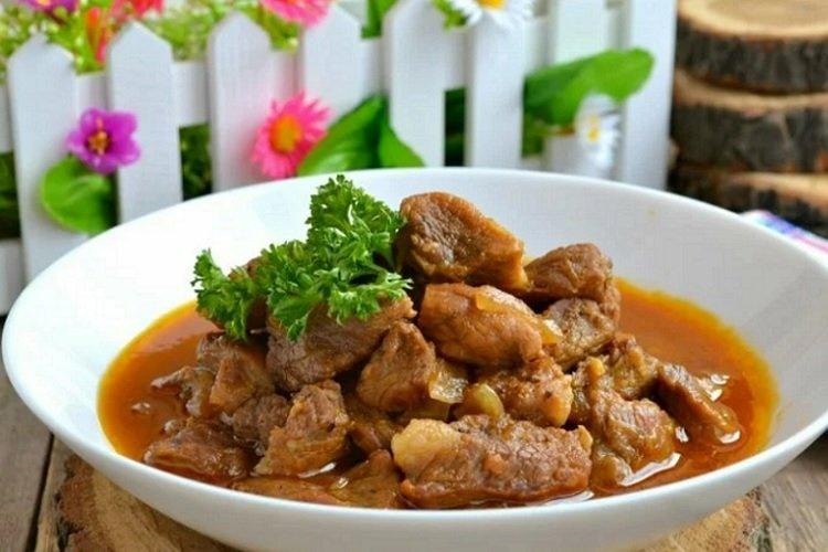 Geschmortes Schweinefleisch mit Ingwer und Zwiebeln
