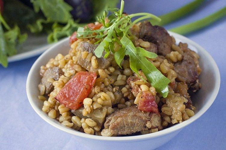 Geschmortes Schweinefleisch mit Bulgur und Gemüse