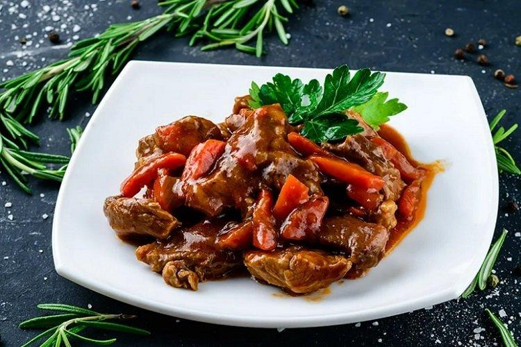 Geschmortes Schweinefleisch mit Sojasauce