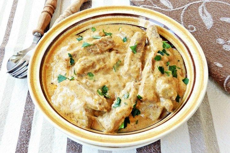 In Sauerrahm geschmortes Schweinefleisch