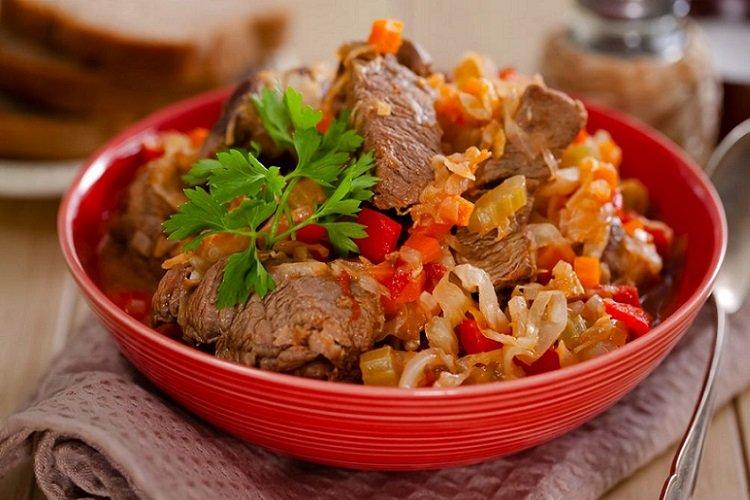 Schweinefleisch, geschmort mit Kohl