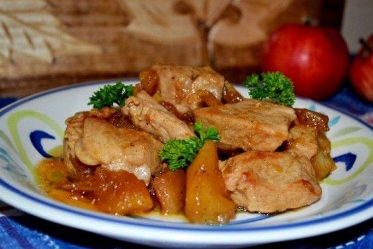 Geschmortes Schweinefleisch mit Äpfeln