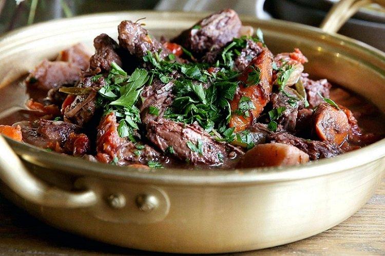 In Bier geschmortes Schweinefleisch