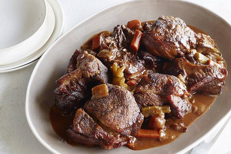 In Wein geschmortes Schweinefleisch