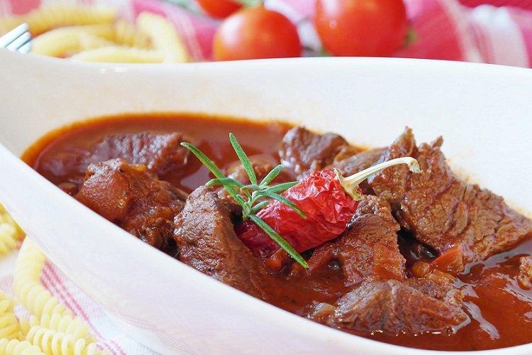 In Tomatensaft geschmortes Schweinefleisch