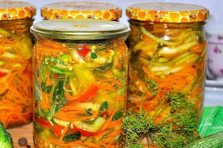 Eingelegte Zucchini mit Zwiebeln, Karotten und Paprika