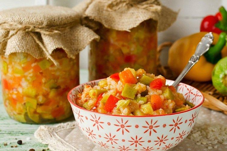 Zucchini mit Reis für den Winter