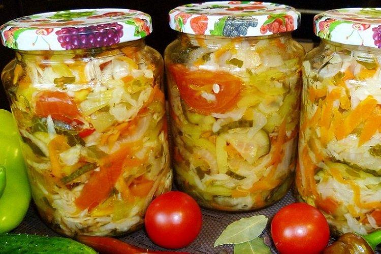 Zucchini mit Gurken, Tomaten und Karotten