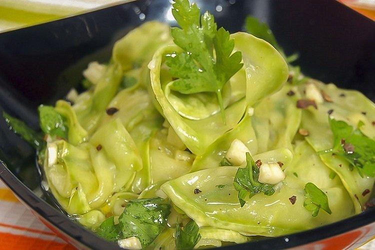 Zucchini, mariniert mit Honig und Knoblauch