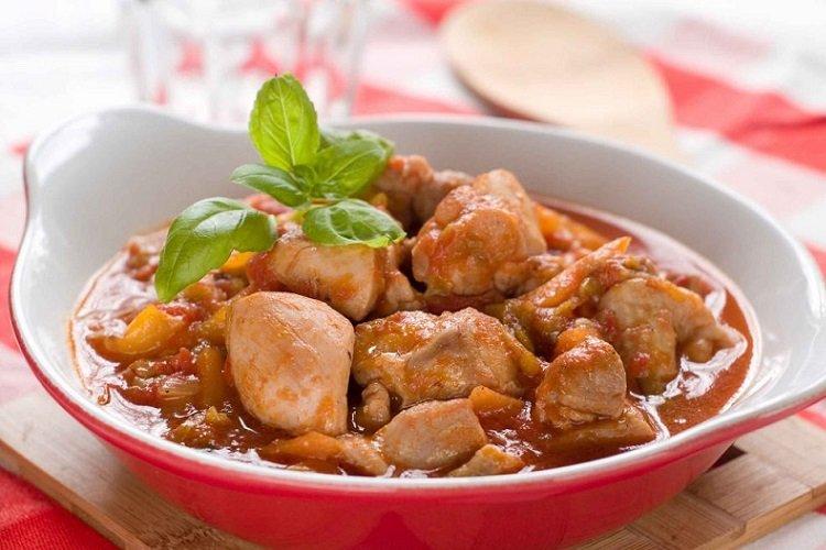 Braised Chicken with Tomato and Sour Cream