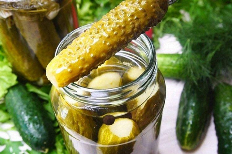 Pepinos crujientes con vodka para el invierno