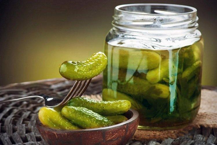 Pepinos crujientes con zumo de manzana