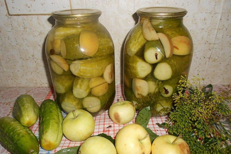 Pepinos con manzanas para el invierno