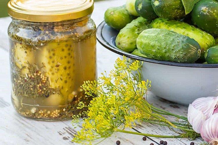 Pepinos crujientes con semillas de mostaza