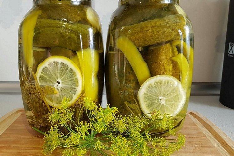 Pepinos con limón y pimiento morrón