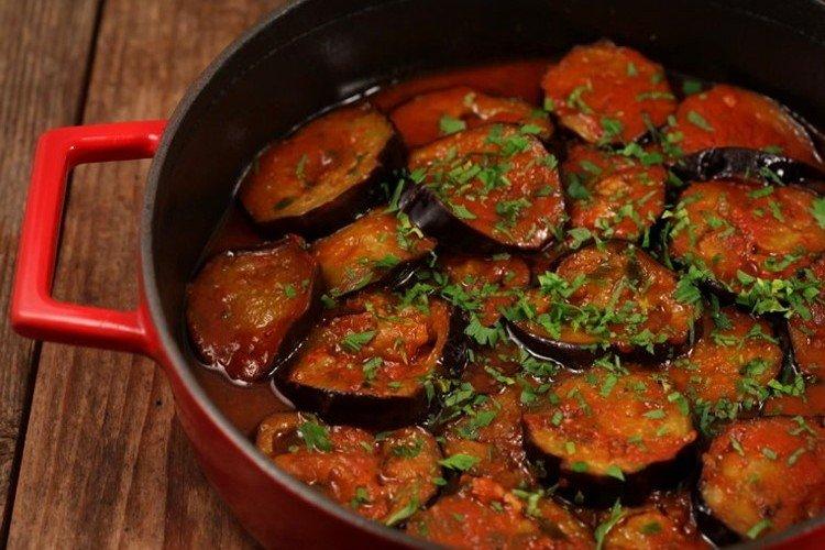 Баклажаны в томатном соусе