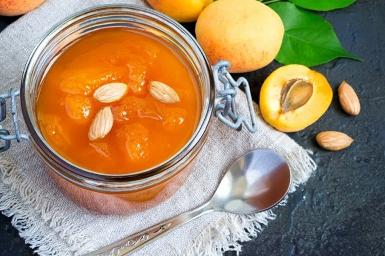 Apricot Jam with Pits