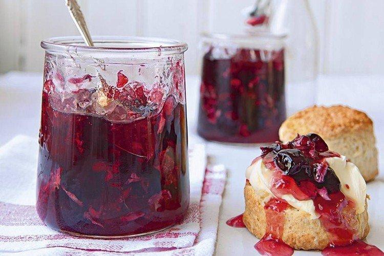Mermelada de cereza con pétalos de rosa