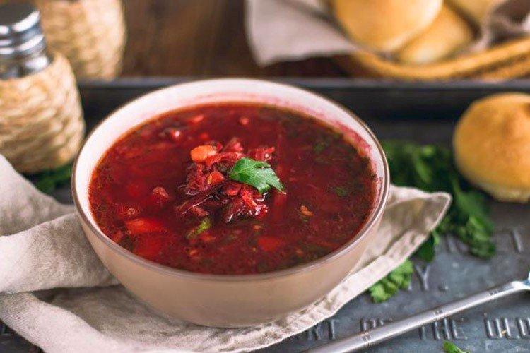 Borschtsch mit Sprotten, Tomaten und Bohnen