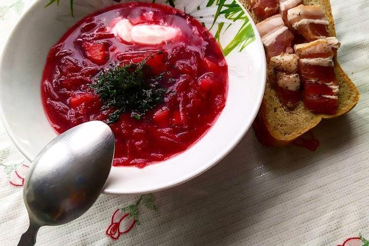Borschtsch mit Bohnen und Würstchen