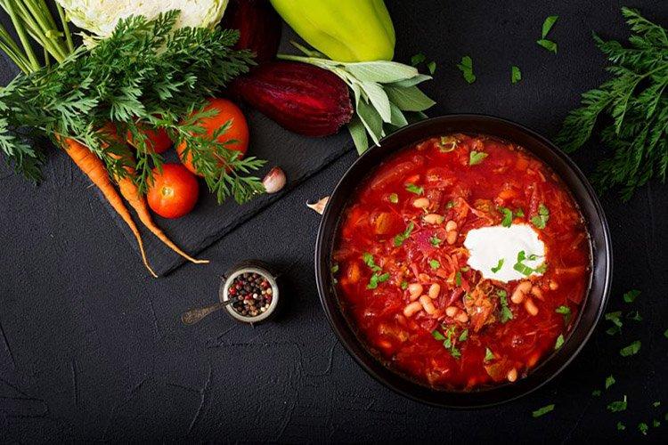 Borschtsch mit Bohnen, Chili und geräuchertem Fleisch