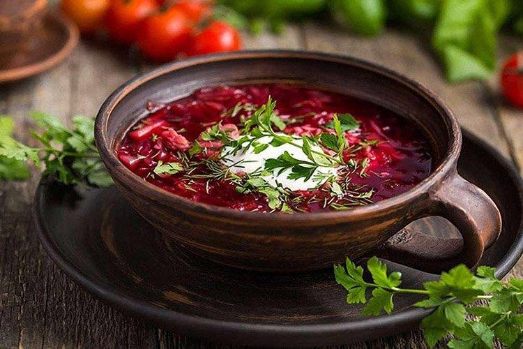 Borschtsch mit Hackfleisch, Ei und Bohnen