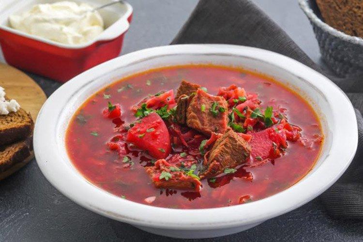 Borschtsch mit Bohnen und Zucchini