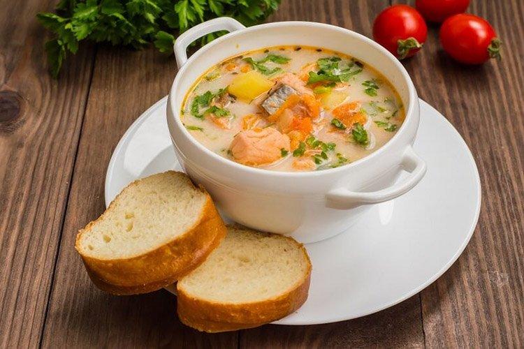 Lachs-Suppe mit Sauerrahm und Hirse