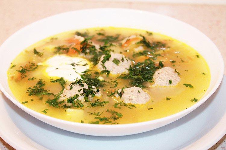 Suppe mit Hirse, Frikadellen und Fenchel
