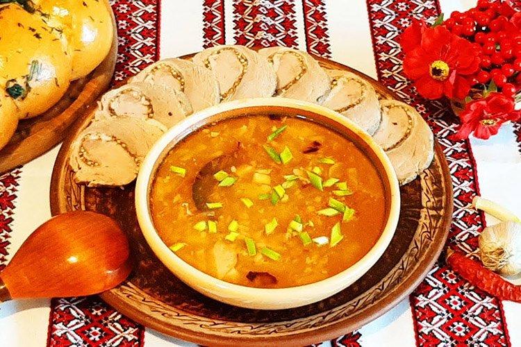 Krautsuppe mit Hirse und geräuchertem Fleisch