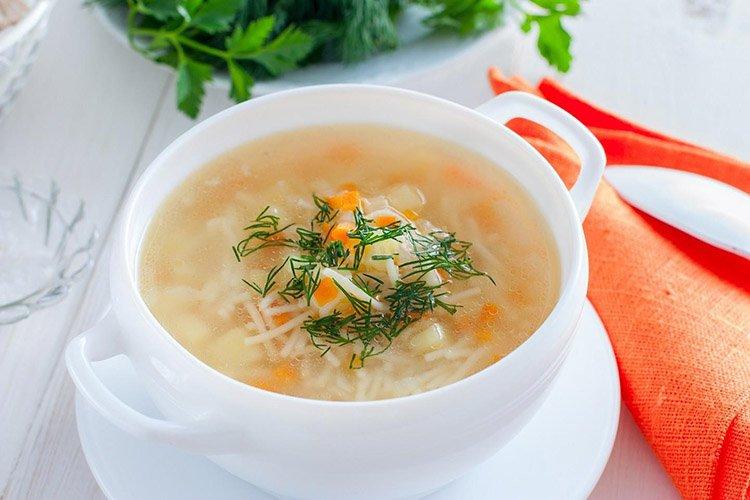 Suppe mit Hirse, Spaghetti und Huhn
