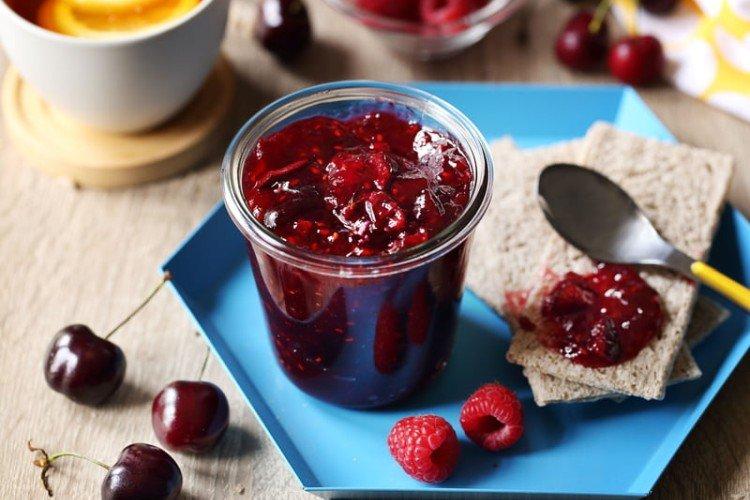 Himbeer- und Kirschmarmelade