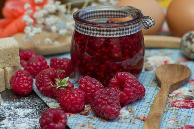 Himbeermarmelade mit Nüssen