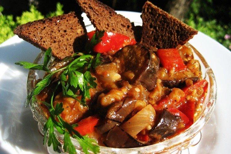 Sauté mit Auberginen und Nüssen